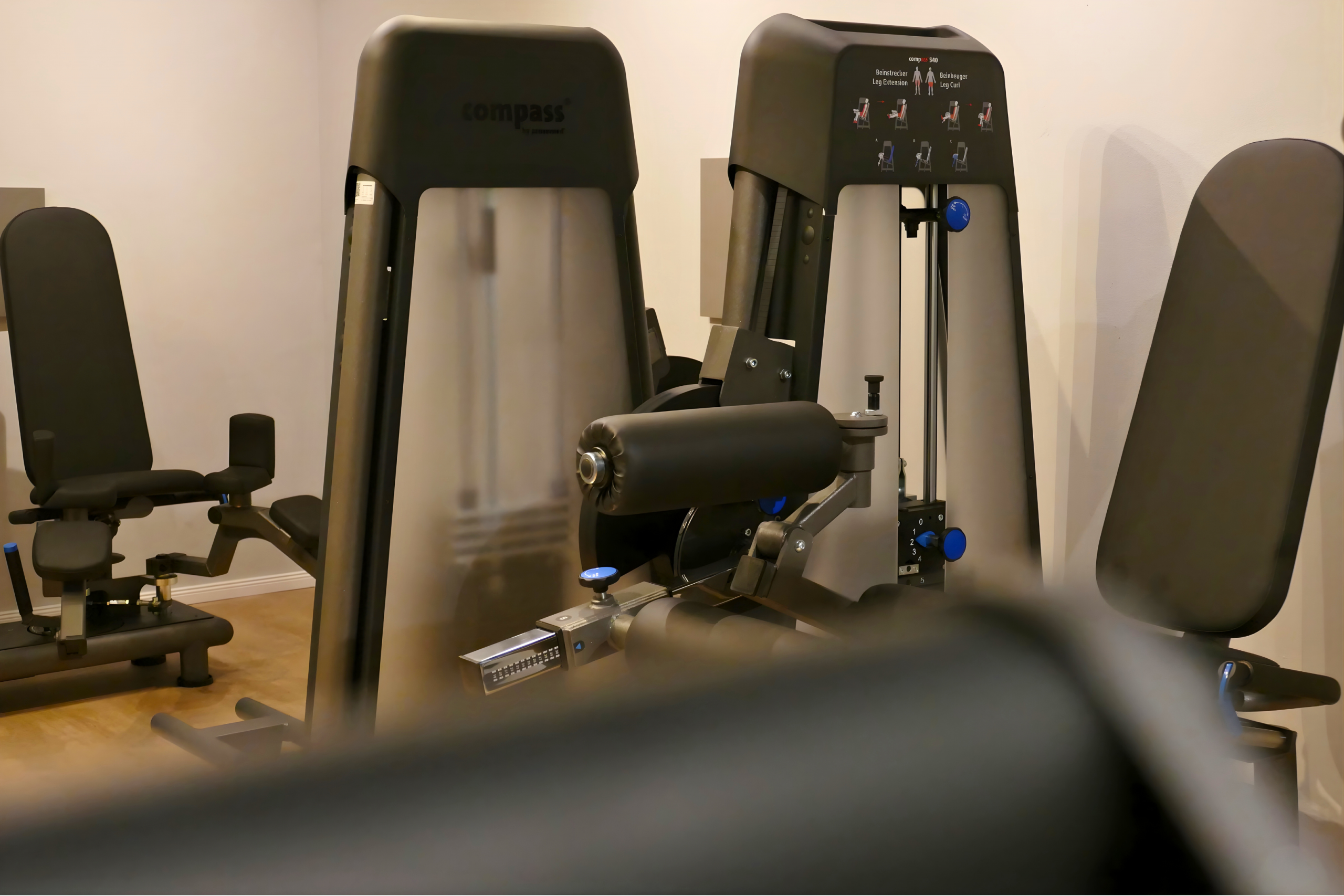 Geräteraum mit medizinischen Trainingsgeräten für gezieltes Muskel- und Rehabilitationstraining in der Physiotherapiepraxis BALANCEA. Geräteraum mit medizinischen Trainingsgeräten für gezieltes Muskel- und Rehabilitationstraining in der Physiotherapiepraxis BALANCEA.