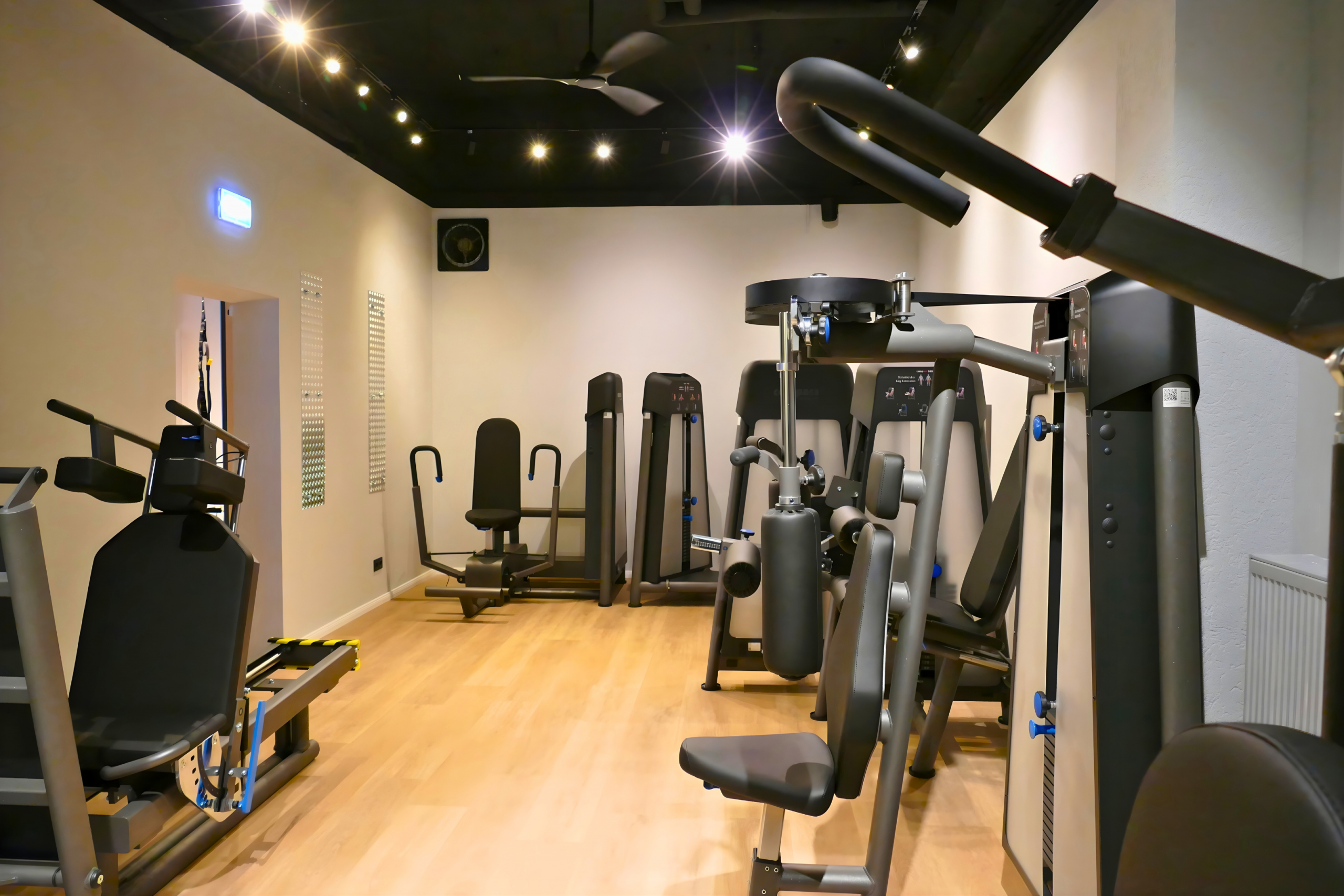 Medizinischer Trainingsraum mit verschiedenen Kraft- und Rehabilitationsgeräten für geführtes Training. Medizinischer Trainingsraum mit verschiedenen Kraft- und Rehabilitationsgeräten für geführtes Training.